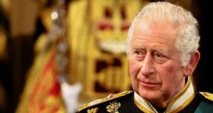 Guardian: Ο βασιλιάς Κάρολος πλουτίζει κρυφά από τις περιουσίες νεκρών πολιτών