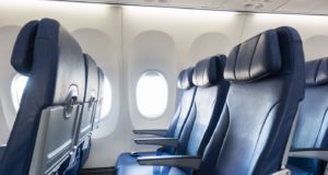 Αυτό είναι το «κρυμμένο» κουμπί στα καθίσματα των αεροπλάνων που πρέπει όλοι να ξέρουν