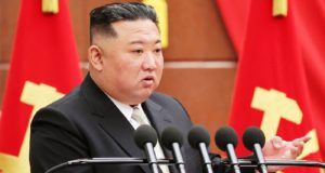 Ο Κιμ Γιονγκ Ουν «παίζει» με δορυφορικές φωτογραφίες του Λευκού Οίκου