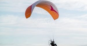 Πτώση αλεξίπτωτου πλαγιάς στην περιοχή Χαλεπιανές – Στο νοσοκομείο ο χειριστής