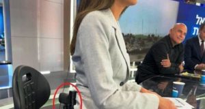 Παρουσιάστρια ειδήσεων βγήκε στον «αέρα» με όπλο στην τσέπη και έγινε viral