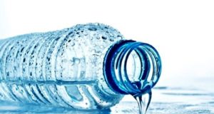 SOS για το εμφιαλωμένο νερό: Έρευνα αποκαλύπτει πως πλαστικά κομμάτια περνούν στο σώμα