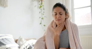 Πονόλαιμος: Πέντε γιατροσόφια που μαλακώνουν τον ερεθισμένο λαιμό