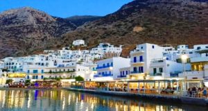 Αυτό είναι το ελληνικό νησί που η Vogue χαρακτήρισε ως κορυφαίο τουριστικό προορισμό για το 2024