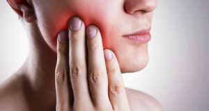 Τρίζετε τα δόντια σας το βράδυ; Οι αιτίες πίσω από τον βρουξισμό