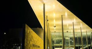 Φωτίστηκε κίτρινο το American Medical Center στην προσπάθεια ενημέρωσης για την ενδομητρίωση