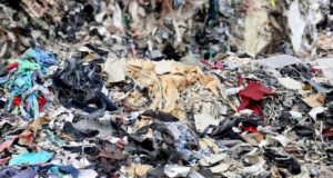 To EK ζητά αυστηρότερους κανόνες για μείωση σκουπιδιών από ρούχα και τρόφιμα