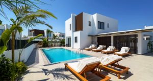 Giovani Homes: Παραδόθηκαν οι επαύλεις της πρώτης φάσης του επιβλητικού έργου Semeli Villas στον Πρωταρά