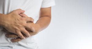 Ινδία: Πήγε στο νοσοκομείο με πόνους και του βρήκαν στο έντερο μια ζωντανή κατσαρίδα