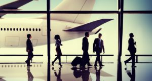 Ταξίδια: Χειραποσκευές, υγρά και δικαιώματα – Όλες οι αλλαγές που ψήφισε το Ευρωπαϊκό Κοινοβούλιο το 2025 και τι ισχύει