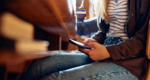 H Βουλή είπε το “Οκ” για απαγόρευση της χρήσης κινητών εντός των σχολείων