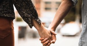 Τι είναι το «carouseling» που όλοι λένε ότι σκοτώνει τον έρωτα;