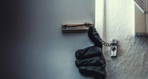 Διαρρήκτης πήδηξε από το παράθυρο για να διαφύγει και κατέληξε στο νοσοκομείο Λεμεσού