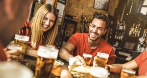 Τέλος τα νυχτοπερπατήματα των τουριστών στις παμπ της Πράγας