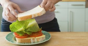 Το δημοφιλές σνακ που είναι λάθος να το τρώμε το μεσημέρι