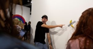 Μπανάνα ανακηρυγμένη σε έργο τέχνης πωλήθηκε έναντι $6,2 εκ. σε δημοπρασία