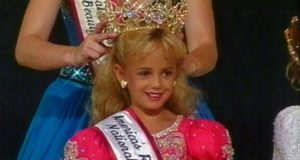 H ανεξιχνίαστη δολοφονία της 6χρονης Τζον Μπενέ Ράμζι επιστρέφει στο προσκήνιο μετά από 28 χρόνια