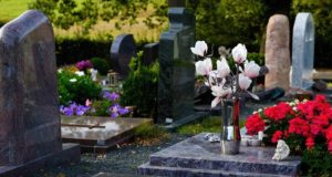 Όπλα και φυσίγγια κάτω από… ταφόπλακα στη Λευκωσία – Σύλληψη 52χρονου