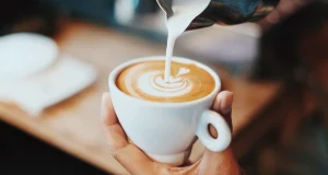 Σε αυτή την καφετέρια όσοι μπαίνουν χορεύοντας κερδίζουν έναν καφέ δωρεάν – BINTEO