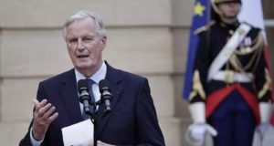 Βαθαίνει η κρίση στη Γαλλία – Κατέρρευσε η κυβέρνηση Μπαρνιέ