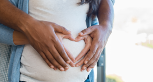 Τι αλλάζει σε βοήθημα τοκετού και γονική άδεια – Ποιοι και πόσο επωφελούνται