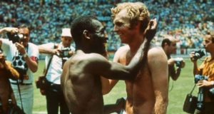 Η «γέννηση» μιας παράδοσης: Η πρώτη φορά που ποδοσφαιριστές αντάλλαξαν φανέλες μεταξύ τους