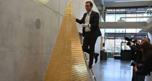 Χριστουγεννιάτικο δέντρο αξίας $5,5 εκ. που μάλλον δεν θα αγόραζε κανείς (από εμάς)