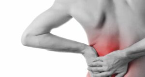 Πόνος στη μέση: Μήπως φταίει ο τρόπος που κοιμάστε;