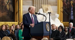 «Χτύπημα» Τραμπ στην Ευρώπη: Νέα προειδοποίηση πως θα επιβληθούν δασμοί – Tην χαρακτήρισε ΕΕ «μικρή Κίνα»