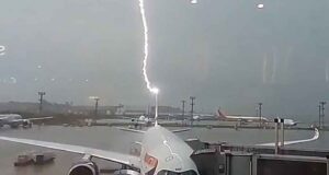 Η στιγμή που κεραυνός χτυπά αεροπλάνο στο αεροδρόμιο της Βραζιλίας