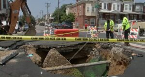 ΗΠΑ: Τεράστια τρύπα «κατάπιε» αυτοκίνητο – Σοκαριστικό βίντεο