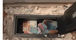 Λευκωσία: 33χρονη έκρυβε χρηματοκιβώτιο στο… μπάνιο της (ΦΩΤΟΣ)