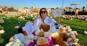 Ρεκόρ Γκίνες από την Εβίτα Κωνσταντίνου για τη μεγαλύτερη αλυσίδα λούτρινων παιχνιδιών