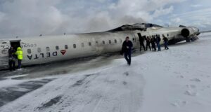 Καναδάς: Αεροσκάφος της Delta «ανατράπηκε« κατά την προσγείωση στο αεροδρόμιο του Τορόντο