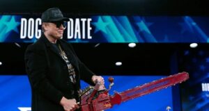 Μασκ: Εμφανίστηκε με αλυσοπρίονο σε συγκέντρωση για… να τσακίσει τη γραφειοκρατία