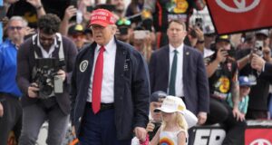 Ο Ντόναλντ Τραμπ σε αγώνα αυτοκινήτων με την προεδρική λιμουζίνα – ΒΙΝΤΕΟ