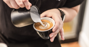 Φτιάξτε καφέ σαν επαγγελματίες: 7 tips από τους κόκκους μέχρι τη ζεστή κούπα