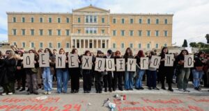 Δύο χρόνια από τα Τέμπη: Πανελλήνια απεργία, σημείο αναφοράς η πλατεία Συντάγματος – Εκδηλώσεις και στην Κύπρο