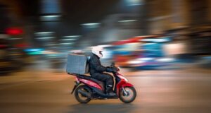 Νέα επίθεση εναντίον διανομέα – Τον ξυλοκόπησαν και τον έκλεψαν 10 κουκουλοφόροι