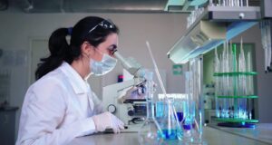 Eurostat: Οι 4 στους 10 επιστήμονες και μηχανικούς στην ΕΕ είναι γυναίκες – 7,7 εκατομμύρια