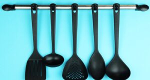 Πόσο επικίνδυνο είναι τελικά το μαύρο πλαστικό; Τι δείχνουν οι μελέτες