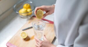 Zεστό νερό με λεμόνι – Πόσο ωφέλιμο είναι τελικά;