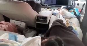 Απίστευτο video: Οικογένεια κοιμάται ενώ κινείται το αυτοκίνητο!