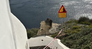 Στη Σαντορίνη ο Μητσοτάκης – Συνεχίζονται οι σεισμοί, εντείνεται η ανησυχία