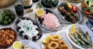 Αναλυτικά οι τιμές: Πόσα θα κοστίσει το τραπέζι της Καθαράς Δευτέρας