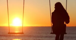 Από το FOMO στο FOBLO: Τι είναι και πώς θα καταλάβεις αν το έχεις