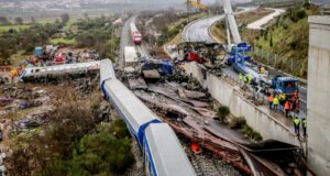 Αλαλούμ για τα Τέμπη: Μπαλάκι οι ευθύνες από Έλληνες και ξένους επιστήμονες