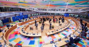 Στις Βρυξέλλες οι 27 της ΕΕ για την Έκτακτη Σύνοδο Κορυφής: Αγκάθι η στήριξη στην Ουκρανία