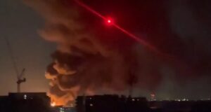 Χάος στο αεροδρόμιο Χίθροου λόγω μεγάλης φωτιάς – Tο μεγαλύτερο της Ευρώπης, εξυπηρετεί 230.000 άτομα καθημερινά