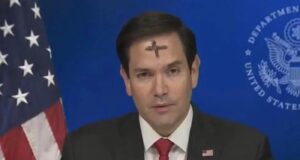 O Μάρκο Ρούμπιο εμφανίστηκε σε συνέντευξή του με σταυρό στο μέτωπο